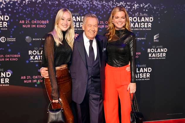 Annalena Keiler, Roland Kaiser and Saskia Leppin at the premiere of the documentary 50 Years of Roland Kaiser A Life for Music at Cineplex Münster Münster, 16 10 2025 Foto:xT.xSchröerx xFuturexImagex kaiser_5020