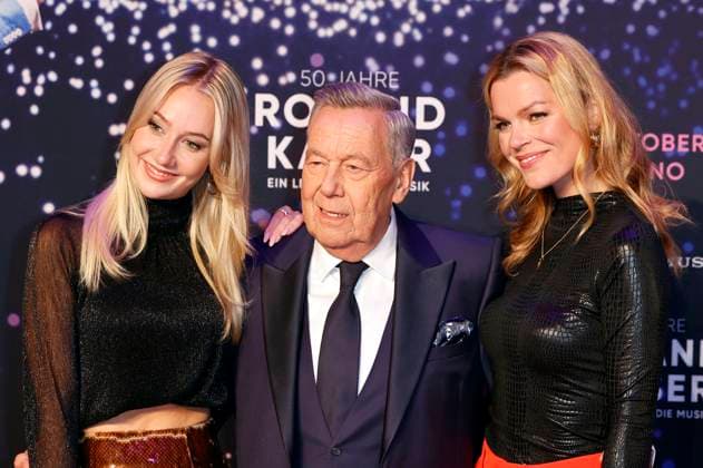 Annalena Keiler, Roland Kaiser and Saskia Leppin at the premiere of the documentary 50 Years of Roland Kaiser A Life for Music at Cineplex Münster Münster, 16 10 2025 Foto:xT.xSchröerx xFuturexImagex kaiser_5023