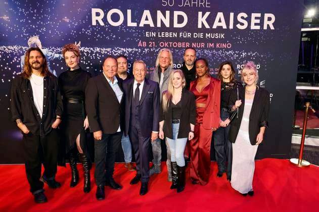 Jörg Weisselberg, Frieda Meyer, Detlef Goy, William King, Roland Kaiser, Ingolf Kurkowski, Lee Caspi, Alexander Wende, Sherita Jacklyn, Paula Möller and Zora Neo at the premiere of the documentary 50 Years of Roland Kaiser A Life for Music at Cineplex Münster Münster, 16 10 2025 Foto:xT.xSchröerx xFuturexImagex kaiser_5025