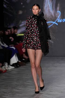 (251017) -- VANCOUVER, Oct. 17, 2025 -- A model walks the runway in JUMPER ZHANG s Spring Summer 2026 collection during Vancouver Fashion Week in Vancouver, British Columbia, Canada, Oct. 16, 2025. (Photo by Xinhua) CANADA-VANCOUVER-VANCOUVER FASHION WEEK-CHINA DESIGN LiangxSen 