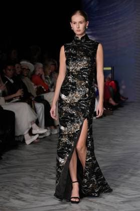 (251017) -- VANCOUVER, Oct. 17, 2025 -- A model walks the runway in JUMPER ZHANG s Spring Summer 2026 collection during Vancouver Fashion Week in Vancouver, British Columbia, Canada, Oct. 16, 2025. (Photo by Xinhua) CANADA-VANCOUVER-VANCOUVER FASHION WEEK-CHINA DESIGN LiangxSen 