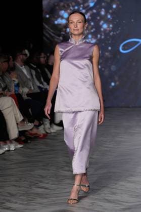 (251017) -- VANCOUVER, Oct. 17, 2025 -- A model walks the runway in JUMPER ZHANG s Spring Summer 2026 collection during Vancouver Fashion Week in Vancouver, British Columbia, Canada, Oct. 16, 2025. (Photo by Xinhua) CANADA-VANCOUVER-VANCOUVER FASHION WEEK-CHINA DESIGN LiangxSen 