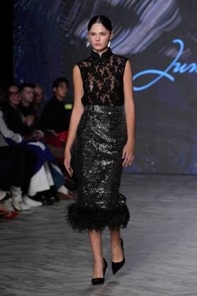 (251017) -- VANCOUVER, Oct. 17, 2025 -- A model walks the runway in JUMPER ZHANG s Spring Summer 2026 collection during Vancouver Fashion Week in Vancouver, British Columbia, Canada, Oct. 16, 2025. (Photo by Xinhua) CANADA-VANCOUVER-VANCOUVER FASHION WEEK-CHINA DESIGN LiangxSen 
