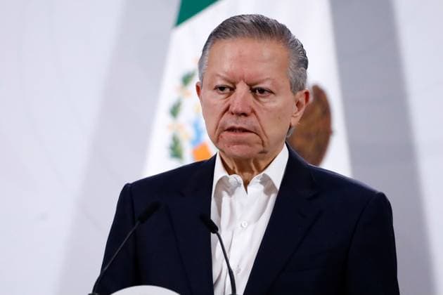 Mexico™s President Claudia Sheinbaum Holds Briefing Coordinator of Policy and Government of the Office of the Mexico™s President, Arturo Fernando Zaldivar Lelo de Larrea, speaks about the reform to the law on legal protection during a press conference at the National Palace on October 16, 2025, in Mexico City, Mexico. Mexico City CDMX Mexico Copyright: xLuisxBarronx