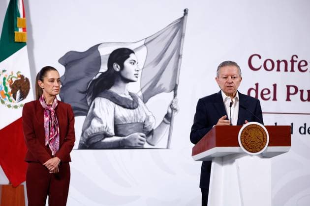 Mexico™s President Claudia Sheinbaum Holds Briefing Mexico™s President Claudia Sheinbaum Pardo is seen behind while the Coordinator of Policy and Government of the Office of the Mexico™s President, Arturo Fernando Zaldivar Lelo de Larrea, speak about the reform to the law on legal protection during a press conference at the National Palace on October 16, 2025, in Mexico City, Mexico. Mexico City CDMX Mexico Copyright: xLuisxBarronx