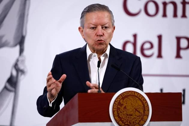 Mexico™s President Claudia Sheinbaum Holds Briefing Coordinator of Policy and Government of the Office of the Mexico™s President, Arturo Fernando Zaldivar Lelo de Larrea, speaks about the reform to the law on legal protection during a press conference at the National Palace on October 16, 2025, in Mexico City, Mexico. Mexico City CDMX Mexico Copyright: xLuisxBarronx