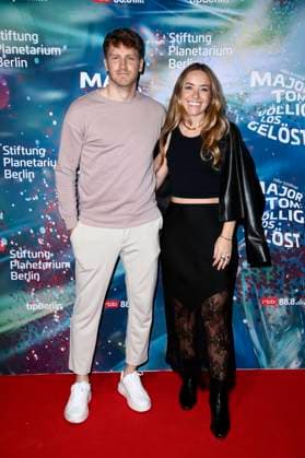 Jacob Gunkel with companion at the world premiere of the 360° fulldome show by Peter Schillings Major Tom völlig losgelöst at the Zeiss Großplanetarium Berlin, 16 10 2025 Foto:xN.xKubelkax xFuturexImagex tom_5018