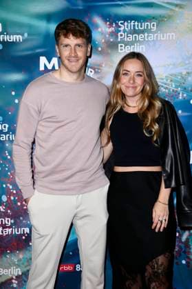 Jacob Gunkel with companion at the world premiere of the 360° fulldome show by Peter Schillings Major Tom völlig losgelöst at the Zeiss Großplanetarium Berlin, 16 10 2025 Foto:xN.xKubelkax xFuturexImagex tom_5019