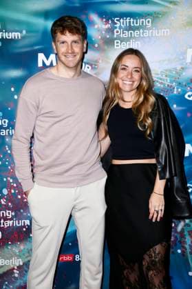 Jacob Gunkel with companion at the world premiere of the 360° fulldome show by Peter Schillings Major Tom völlig losgelöst at the Zeiss Großplanetarium Berlin, 16 10 2025 Foto:xN.xKubelkax xFuturexImagex tom_5020