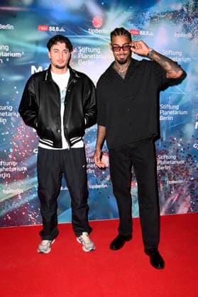Germain Wolf with companion at the world premiere of the 360° fulldome show by Peter Schillings Major Tom völlig losgelöst at the Zeiss Großplanetarium Berlin, 16 10 2025 Foto:xN.xKubelkax xFuturexImagex tom_5051