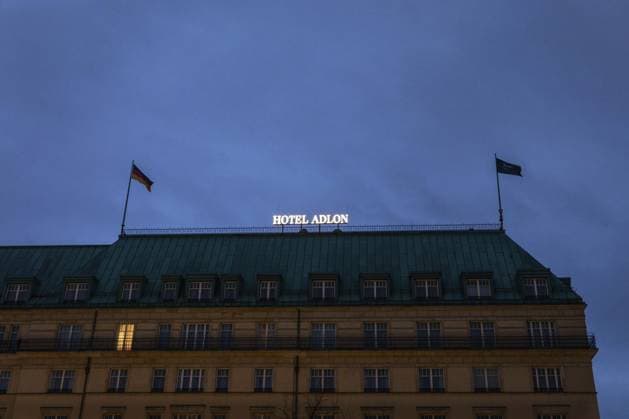 DEU Deutschland Deutschland Berlin Ein Zimmer scheint im Hotel Adlon am Pariser Platz beleuchtet zu sein DEU Germany Germany Berlin A room appears to be illuminated at the Hotel Adlon on Pariser Platz Copyright: imageBROKER KarstenxThielker ibljjr15253103.jpg