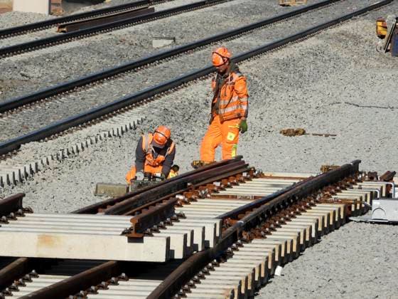 CNTV BAHNSANIERUNG Work at Buechen station in Lower Saxony during the general refurbishment DB Bahn workers wearing protective clothing are working on the ICE line with excavator crane on new tracks laying bridge sections rails and concrete sleepers Construction work on the line between Hamburg and Berlin is proceeding according to plan Buechen October 2025 Lower Saxony