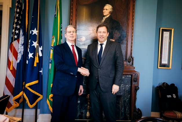 Lars Klingbeil, Bundesminister der Finanzen, trifft Scott Bessent, Finanzminister der Vereinigten Staaten zu einem Gespraech im Rahmen der Jahrestagung von IWF und Weltbank in Washington, 17.10.2025. Fotografiert im Auftrag des Bundesministerium der Finanzen (BMF) Washington Vereinigte Staaten *** Lars Klingbeil, Federal Minister of Finance, meets Scott Bessent, United States Secretary of the Treasury for a discussion at the Annual Meetings of the IMF and World Bank in Washington, 17 10 2025 Photographed on behalf of the Federal Ministry of Finance BMF Washington United States Copyright: xFelixxZahn BMFx