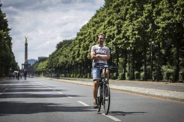 DEU Deutschland Deutschland Berlin Radfahrer auf der Straße des 17. Juni in Berlin, die während des Fußballeuropameisterschaft gesperrt ist DEU Germany Germany Berlin Cyclists on June 17 street in Berlin, which is blocked during the European Football Championships Copyright: imageBROKER KarstenxThielker ibljjr15258471.jpg