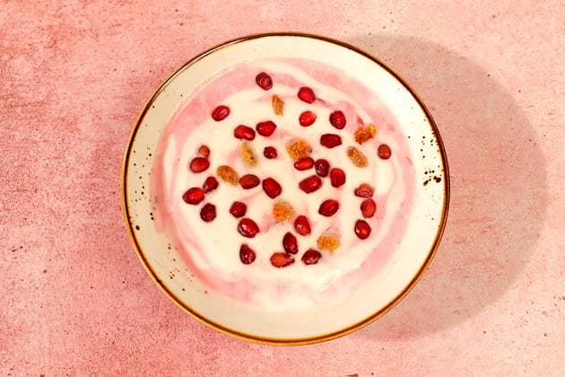 IMAGO Creative, Food, High Protein Frühstück Granatapfel Joghurt Schüssel mit Granatapfel Stücke, Rosinen frische Sahne für gesunde Ernährung und natürlichen Saft. Gesundes Frühstück mit Zutaten, Küche Hintergrund, Natürliche Ernährung und Diät-Konzept Granatapfel Joghurt Schüssel mit Granatapfel Stücke, Rosinen frische Sahne für gesunde Ernährung und natürlichen Saft. Gesundes Frühstück mit Zutaten, Küche Hintergrund, Natürliche Ernährung und Diät-Konzept (License=RF) Copyright: xZoonar.com SvetlanaxBalynx 23941165