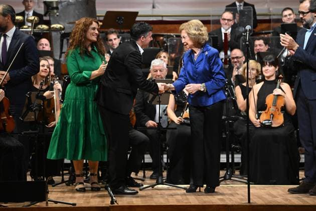 Queen Sofía attends the premiere of Metalepsis , by the RTVE Orchestra and Choir Queen Sofía with the Valencian composer Josep Planells Schiaffino during the premiere of Metalepsis , by the RTVE Orchestra and Choir, on October 17, 2025, in Madrid Spain REINA SOFIA RTVE ORCHESTRA AND CHOIR MUSICA José Madrid Madrid Madrid Spain  Copyright: xJosÃ xOlivax 7034289