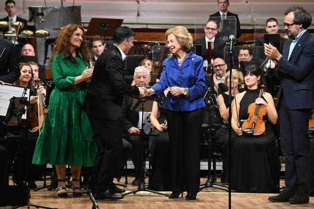 Queen Sofía attends the premiere of Metalepsis , by the RTVE Orchestra and Choir Queen Sofía with the Valencian composer Josep Planells Schiaffino during the premiere of Metalepsis , by the RTVE Orchestra and Choir, on October 17, 2025, in Madrid Spain REINA SOFIA RTVE ORCHESTRA AND CHOIR MUSICA José Madrid Madrid Madrid Spain  Copyright: xJosÃ xOlivax 7034290