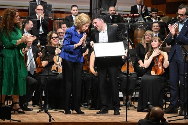 Queen Sofía attends the premiere of Metalepsis , by the RTVE Orchestra and Choir Queen Sofía with the Valencian composer Josep Planells Schiaffino during the premiere of Metalepsis , by the RTVE Orchestra and Choir, on October 17, 2025, in Madrid Spain REINA SOFIA RTVE ORCHESTRA AND CHOIR MUSICA José Madrid Madrid Madrid Spain  Copyright: xJosÃ xOlivax 7034291