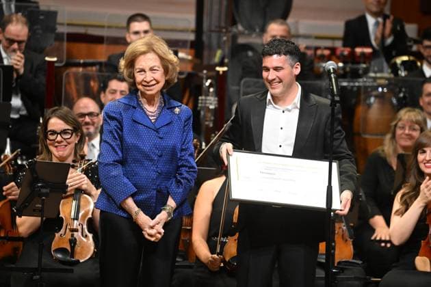 Queen Sofía attends the premiere of Metalepsis , by the RTVE Orchestra and Choir Queen Sofía with the Valencian composer Josep Planells Schiaffino during the premiere of Metalepsis , by the RTVE Orchestra and Choir, on October 17, 2025, in Madrid Spain REINA SOFIA RTVE ORCHESTRA AND CHOIR MUSICA José Madrid Madrid Madrid Spain  Copyright: xJosÃ xOlivax 7034293
