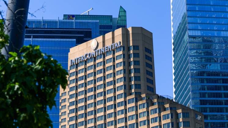 InterContinental Hotelgebäude mit moderner Architektur, umgeben von Wolkenkratzern und Grünanlagen, das urbanen Lebensstil und Gastfreundschaft in einer pulsierenden Stadtlandschaft präsentiert Toronto ON, Canada - June 29, 2025: InterContinental Hotel stands tall among skyscrapers, featuring modern design and lush greenery, representing luxury and urban living (License=RM) Copyright: xZoonar.com IuliiaxDombrovskaiax 23948444