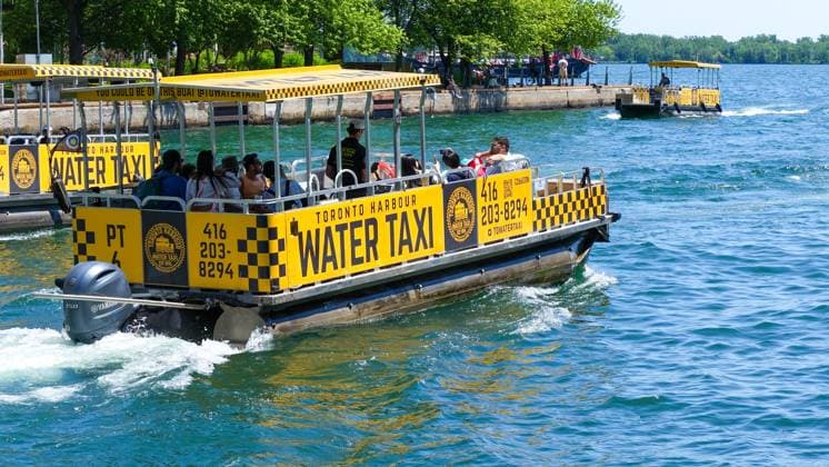Wassertaxi auf dem Hafen von Toronto mit Fahrgästen, die die malerische Uferpromenade und die lebhafte Atmosphäre der Stadt genießen Toronto ON, Canada - June 29, 2025: Water taxi navigating Toronto Harbour with passengers aboard, showcasing the lively waterfront and beautiful surroundings (License=RM) Copyright: xZoonar.com IuliiaxDombrovskaiax 23948458