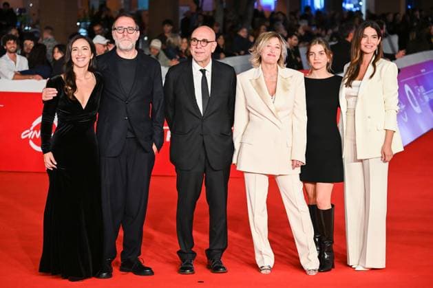 : Rome Cinema Fest 2025, Evening 3, Red Carpet for the film Cinque Secondi. Pictured: Anna Ferraioli Ravel, Valerio Mastandrea, Paolo VirzÃ¬, Valeria Bruni Tedeschi, Galatea Bellugi, and Ilaria Spada.  - ZUMAp169 20251017_zea_p169_1099 Copyright: xMaurizioxD Avanzox