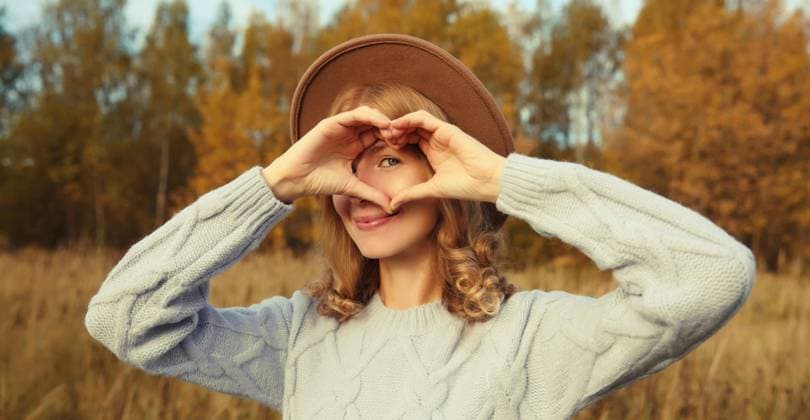 Schönheit Porträt der stilvollen glücklich junge Frau zeigt Herz Geste, Mädchen lächelnd im Herbst Park Autumn beauty portrait of stylish happy young woman showing heart shaped sign gesture with hands, fashionable girl smiling in hat, sweater outdoors in park, warm fall season (License=RF) ,model released, Symbolfoto Copyright: xZoonar.com VeronikaxKornevax 23950785 ,model released, Symbolfoto ,property released