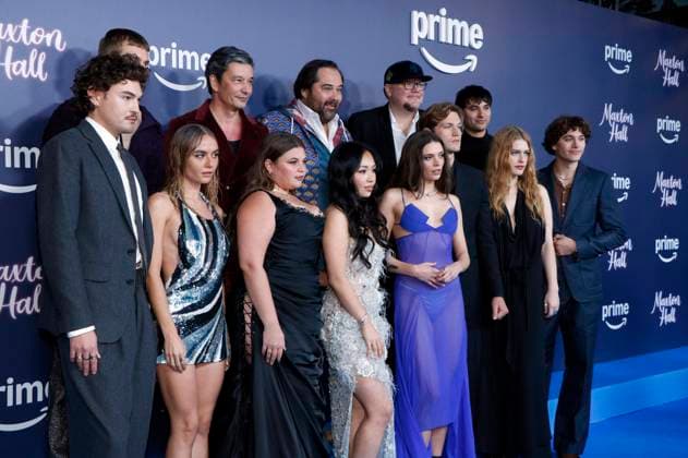 Justus Riesner, Ben Felipe, Eli Riccardi, Hyun Wanner, Runa Greiner, Martin Neuhaus, Andrea Guo, Martin Schreier, Harriet Herbig-Matten, Damian Hardung, Govinda Gabriel Cholleti, Sonja Weißer und Frederic Balonier bei der Premiere der 2. Staffel der Amazon Prime Video Serie Maxton Hall - Die Welt zwischen uns im Tempodrom. Berlin, 17.10.2025 *** Justus Riesner, Ben Felipe, Eli Riccardi, Hyun Wanner, Runa Greiner, Martin Neuhaus, Andrea Guo, Martin Schreier, Harriet Herbig Matten, Damian Hardung, Govinda Gabriel Cholleti, Sonja Weißer and Frederic Balonier at the premiere of season 2 of the Amazon Prime Video series Maxton Hall Die Welt zwischen uns at the Tempodrom Berlin, 17 10 2025 Foto:xA.xBuggex xFuturexImagex maxton_5049