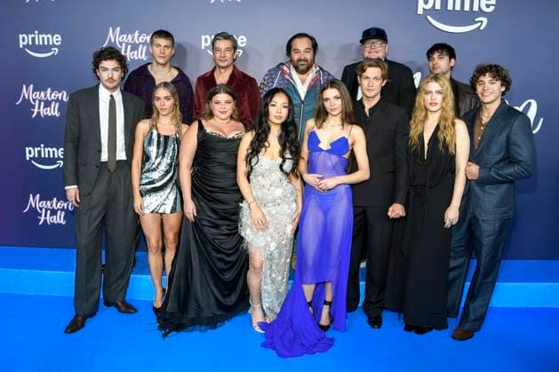 abb Maxton Hall- Justus Riesner, Ben Felipe, Eli Riccardi, Runa Greiner, Hyun Wanner, Andrea Guo, Martin Neuhaus, Harriet Herbig-Matten, Damian Hardung, Martin Schreier, Sonja Weißer, Govinda Gabriel Cholleti und Frederic Balonier zu Gast auf dem blauen Teppich bei der Premiere der Amazon Prime TV Serie Maxton Hall - Die Welt zwischen uns Staffel 2 im Tempodrom am 17.10.2025 in Berelin Berlin Deutschland *** abb Maxton Hall Justus Riesner, Ben Felipe, Eli Riccardi, Runa Greiner, Hyun Wanner, Andrea Guo, Martin Neuhaus, Harriet Herbig Matten, Damian Hardung, Martin Schreier, Sonja Weißer, Govinda Gabriel Cholleti and Frederic Balonier as guests on the blue carpet at the premiere of the Amazon Prime TV series Maxton Hall The World Between U