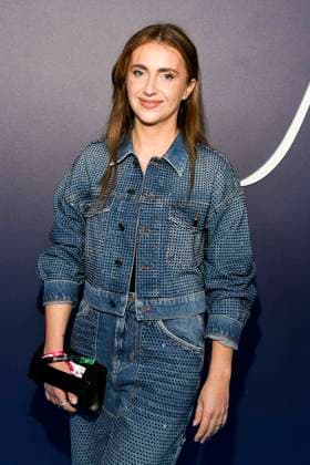abb Maxton Hall- Anna Heiser zu Gast auf dem blauen Teppich bei der Premiere der Amazon Prime TV Serie Maxton Hall - Die Welt zwischen uns Staffel 2 im Tempodrom am 17.10.2025 in Berelin Berlin Deutschland *** abb Maxton Hall Anna Heiser on the blue carpet at the premiere of the Amazon Prime TV series Maxton Hall The World Between Us Season 2 at Tempodrom on 17 10 2025 in Berelin Berlin Germany