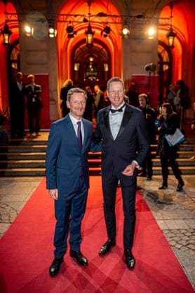 17 20 2025 xesx Frankfurt am Main, Alte Oper Hessische Film und Kinopreis 2025 Michael Kessler received the honorary award from the Hessian Minister President, represented here by State Secretary Christoph Degen ES