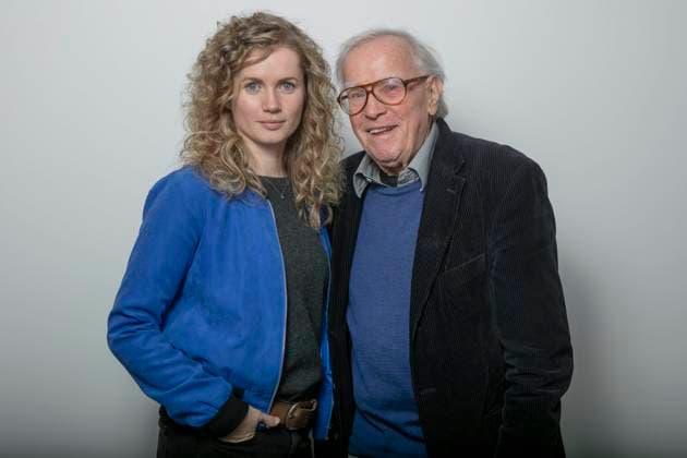 Musiklegende Klaus Doldinger (Geb. am 12. Mai 1936) mit der neuen Tatort Kommissarin Cornelia Gröschel (Geb. am 1. Dezember 1987) in Dresden. Doldinger ist einer der erfolgreichsten deutschen Jazzmusiker - und Komponist u. a. der Tatort-Titelmelodie. Die Dresdner Schauspielerin Cornelia Gröschel übernimmt im MDR Tatort aus Dresden die Rolle als Ermittlerin Leonie Winkler. *** Music legend Klaus Doldinger Born on May 12, 1936 with the new Tatort Commissioner Cornelia Gröschel Born on December 1, 1987 in Dresden Doldinger is one of the most successful German jazz musicians and composer of the Tatort title melody, among others The Dresden actress Cornelia Gröschel takes on the role of investigator Leonie Winkler in the MDR Tatort from Dres