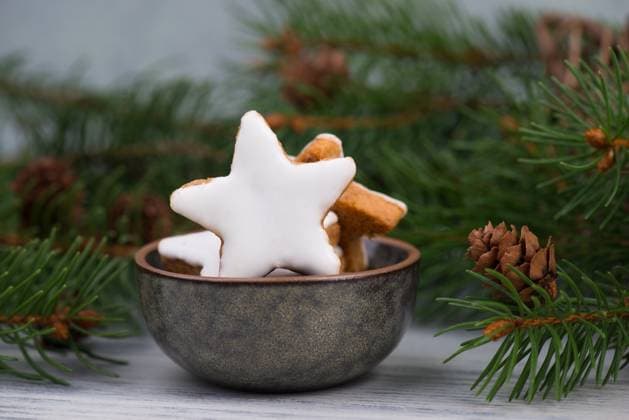 Zimtsterne, traditionelle deutsche Weihnachtsplätzchen, Lebkuchen, Tannenzweig, winterliche Süßigkeiten *** Cinnamon stars, traditional German Christmas cookies, Gingerbread, Fir branch, Wintry Sweets 1133604035