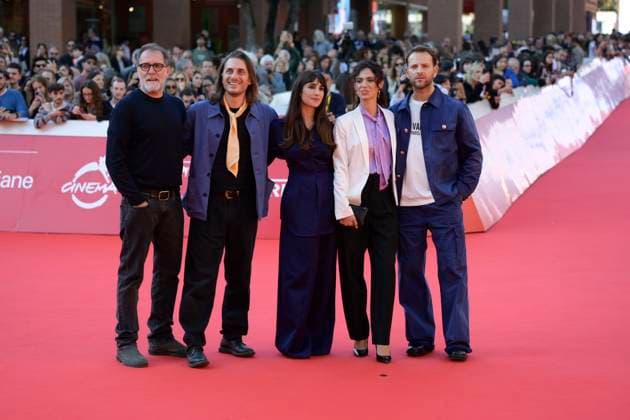 Non essere cattivo red carpet in Rome, Italy - 18 Oct 2025 Valerio Mastandrea (l),Luca Marinelli (l),Silvia D Amico (c),Roberta Mattei (c) and Alessandro Borghi (r) attend the red carpet of movie Non essere cattivo during the Rome Film Fest 2025 at Auditorium Parco della Musica. Rome Italy Copyright: xMarioxCartellix xSOPAxImagesx _DSC7341