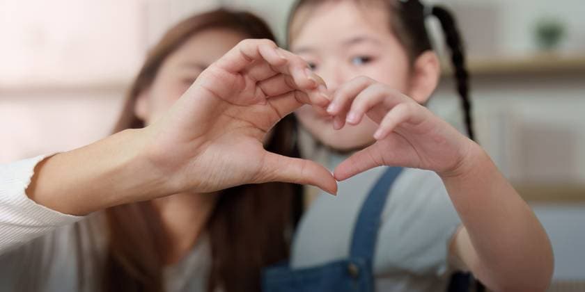 Mutter und Tochter bilden mit ihren Händen ein Herz und drücken damit ihre Liebe aus Mutter und Tochter bilden mit ihren Händen ein Herz und drücken damit ihre Liebe aus (License=RF) ,model released, Symbolfoto Copyright: xZoonar.com NATEExMEEPIANx 24062685 ,model released, Symbolfoto ,property released
