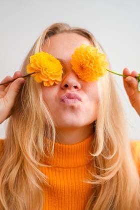 Frau in gelben Pullover schließen ihre Augen mit gelben Dahlien Selektiver Fokus Busch von herbstlichen orange roten Chrysanthemen und violetten Dahlien Hortensien. Herbst Garten schöne Blumen Bouquet Hintergrund. Blooming Blüte Thanksgiving Day Anordnung Frau in gelben Pullover schließen ihre Augen mit gelben Dahlien Selektiver Fokus Busch von herbstlichen orange roten Chrysanthemen und violetten Dahlien Hortensien. Herbst Garten schöne Blumen Bouquet Hintergrund. Blooming Blüte Thanksgiving Day Anordnung (License=RF) ,model released, Symbolfoto Copyright: xZoonar.com AnastasiiaxYanishevskax 24065199 ,model released, Symbolfoto ,property released