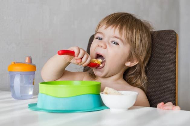 Glückliches Kleinkind, das am gemütlichen Küchentisch mit einem breiten Lächeln ein leckeres Frühstück genießt Glückliches Kleinkind, das am gemütlichen Küchentisch mit einem breiten Lächeln ein leckeres Frühstück genießt (License=RF) ,model released, Symbolfoto Copyright: xZoonar.com NadezhdaxZaitsevax 24065554 ,model released, Symbolfoto ,property released