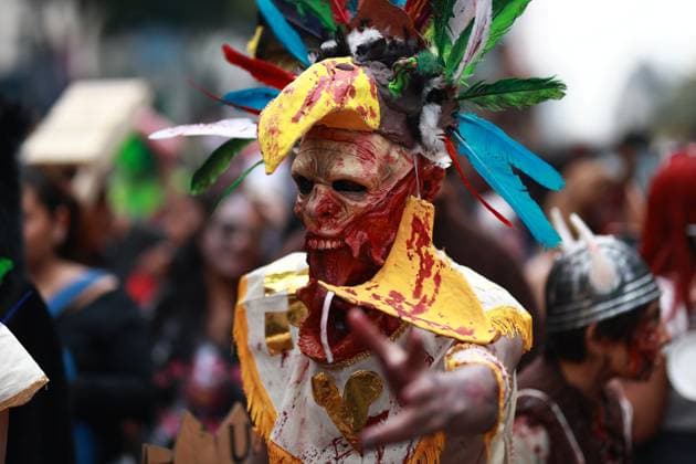 Zombie walk 2025 in Mexico City MEXICO CITY, MEXICO - OCTOBER 18: A man takes part in the annual zombie walk, along the streets of the city center, in Mexico City, Mexico on October 18, 2025. Hundreds of people dressed as zombies and horror movie characters gathered to participate in the zombie walk, an event held annually in at least 50 countries since the early 2000s Daniel Cardenas Anadolu Mexico City Mexico. Editorial use only. Please get in touch for any other usage.  Copyright: x2025xAnadoluxDanielxCardenasx