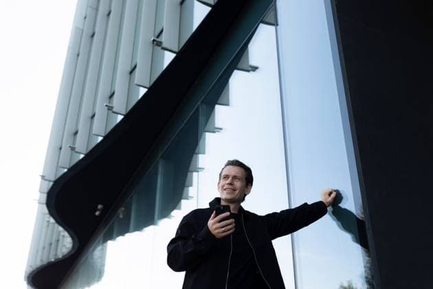 Lächelnder Mann, der in der Nähe eines modernen Gebäudes steht und ein Smartphone bei Tageslicht benutzt Lächelnder Mann, der in der Nähe eines modernen Gebäudes steht und ein Smartphone bei Tageslicht benutzt (License=RF) ,model released, Symbolfoto Copyright: xZoonar.com IvanxTraimakx 24067490 ,model released, Symbolfoto ,property released
