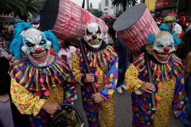 Zombie Walk 2025 In Mexico Costumed people participate in the Zombie March 2025 in Mexico City, Mexico, on October 18, 2025. It is one of the most anticipated events of the year for horror fans. The organizers invite people to bring non-perishable food items to donate to the Unidos Distribuimos y Transformamos (United Distributing and Transforming) food bank, IAP. Mexico City Mexico City Mexico  Copyright: xGerardoxVieyrax originalFilename: vieyra-notitle251019_npcfX.jpg