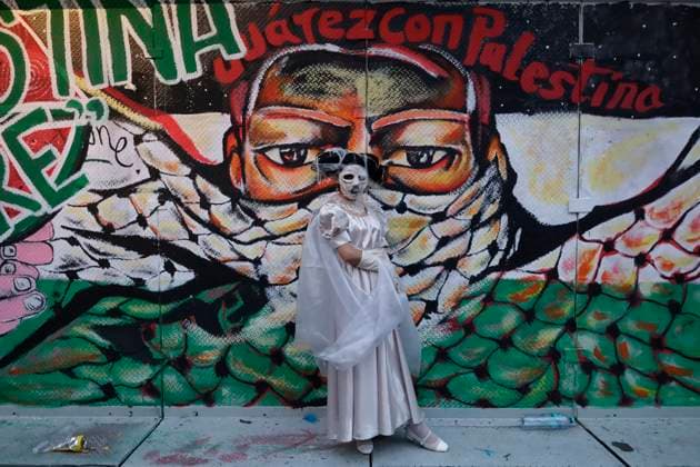 Zombie Walk 2025 In Mexico Costumed people participate in the Zombie March 2025 in Mexico City, Mexico, on October 18, 2025. It is one of the most anticipated events of the year for horror fans. The organizers invite people to bring non-perishable food items to donate to the Unidos Distribuimos y Transformamos (United Distributing and Transforming) food bank, IAP. Mexico City Mexico City Mexico  Copyright: xGerardoxVieyrax originalFilename: vieyra-notitle251019_npkzU.jpg
