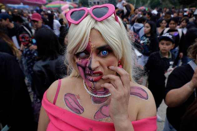 Zombie Walk 2025 In Mexico Dozens of people participate in the Zombie March 2025 in Mexico City, Mexico, on October 18, 2025. It is one of the most anticipated events of the year for horror fans. It is a march with a cause where organizers invite people to bring non-perishable food items to donate to the Unidos Distribuimos y Transformamos (United We Distribute and Transform) food bank, IAP. Mexico City Mexico City Mexico  Copyright: xGerardoxVieyrax originalFilename: vieyra-notitle251019_npMvz.jpg