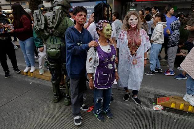 Zombie Walk 2025 In Mexico Dozens of people participate in the Zombie March 2025 in Mexico City, Mexico, on October 18, 2025. It is one of the most anticipated events of the year for horror fans. It is a march with a cause where organizers invite people to bring non-perishable food items to donate to the Unidos Distribuimos y Transformamos (United We Distribute and Transform) food bank, IAP. Mexico City Mexico City Mexico  Copyright: xGerardoxVieyrax originalFilename: vieyra-notitle251019_npSvX.jpg