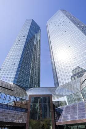 Deutsche Bank AG Zentrale im Wolkenkratzer Hochhaus in Frankfurt, Deutschland Deutsche Bank AG Zentrale im Wolkenkratzer Hochhaus in Frankfurt, Deutschland (License=RM) Copyright: xZoonar.com MarkusxMainkax 24072267