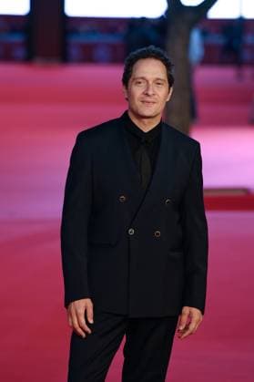 News - Rome Film Festival 2025 Claudio Santamaria attends the red carpet of the movie Il Falsario  during the 20th Rome Film Fest at Auditorium Parco della Musica on October 19, 2025 in Rome, Italy. Rome Auditorium Parco della Musica Italy Copyright: xFabrizioxCorradettix xLiveMediax LPN_2089954