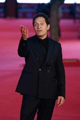 News - Rome Film Festival 2025 Claudio Santamaria attends the red carpet of the movie Il Falsario  during the 20th Rome Film Fest at Auditorium Parco della Musica on October 19, 2025 in Rome, Italy. Rome Auditorium Parco della Musica Italy Copyright: xFabrizioxCorradettix xLiveMediax LPN_2089955