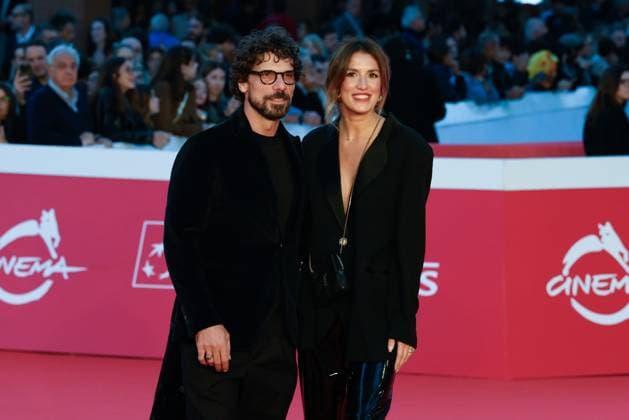 News - Rome Film Festival 2025 Francesco Montanari and Federica Sorino attends the red carpet of the movie Il Falsario  during the 20th Rome Film Fest at Auditorium Parco della Musica on October 19, 2025 in Rome, Italy. Rome Auditorium Parco della Musica Italy Copyright: xFabrizioxCorradettix xLiveMediax LPN_2089970