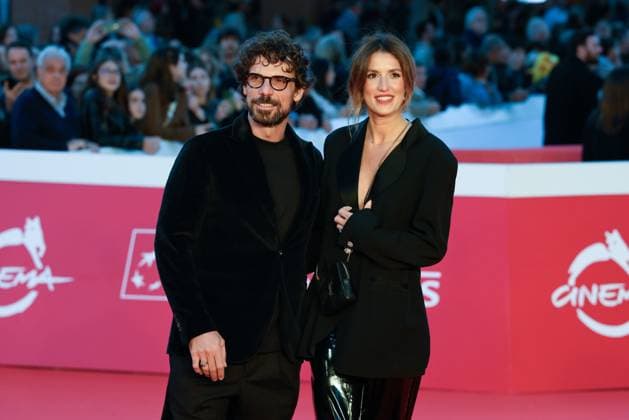 News - Rome Film Festival 2025 Francesco Montanari and Federica Sorino attends the red carpet of the movie Il Falsario  during the 20th Rome Film Fest at Auditorium Parco della Musica on October 19, 2025 in Rome, Italy. Rome Auditorium Parco della Musica Italy Copyright: xFabrizioxCorradettix xLiveMediax LPN_2089971