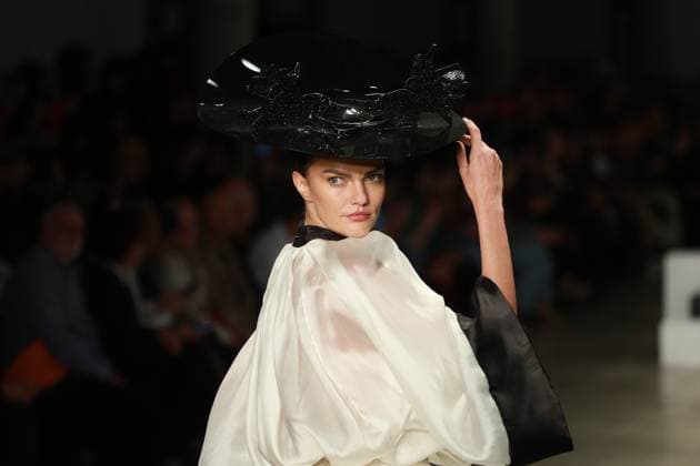 Davi Ramos hats parade at SPFW N60 Sao Paulo (SP), 10 19 2025 - Fashion SPFW Davi Ramos Davi Ramos hats fashion show at Sao Paulo Fashion Week - SPFW N60, at Pacubra in Ibirapuera Park in Sao Paulo, this Sunday, October 19, 2025. (Foto: Fabricio Bomjardim Thenews2 imago images) Davi Ramos hats parade at SPFW N60  Copyright: xFABRICIOxBOMJARDIMx