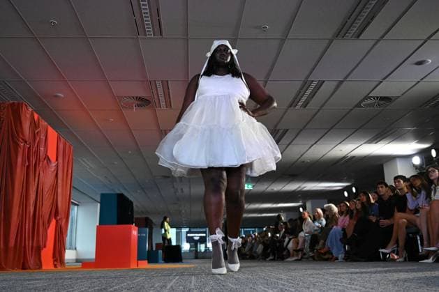MELBOURNE FASHION WEEK 2025, A model walks the Student Collections runway during the Melbourne Fashion Week Media preview in Melbourne, Monday, October 20, 2025. ( NO ARCHIVING MELBOURNE VICTORIA AUSTRALIA  Copyright: xJAMESxROSSx 20251020116409175995